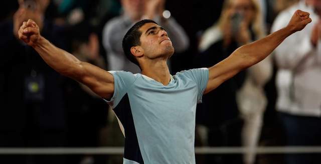 篮球CBA赛场出现冲突，裁判提前终止比赛