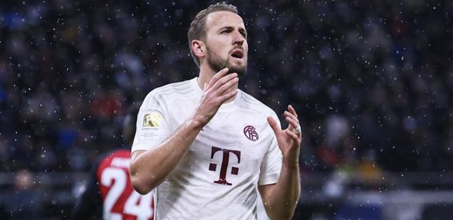 感谢恩师，出自崇明基地的海港球员将奖牌挂在徐根宝脖子上